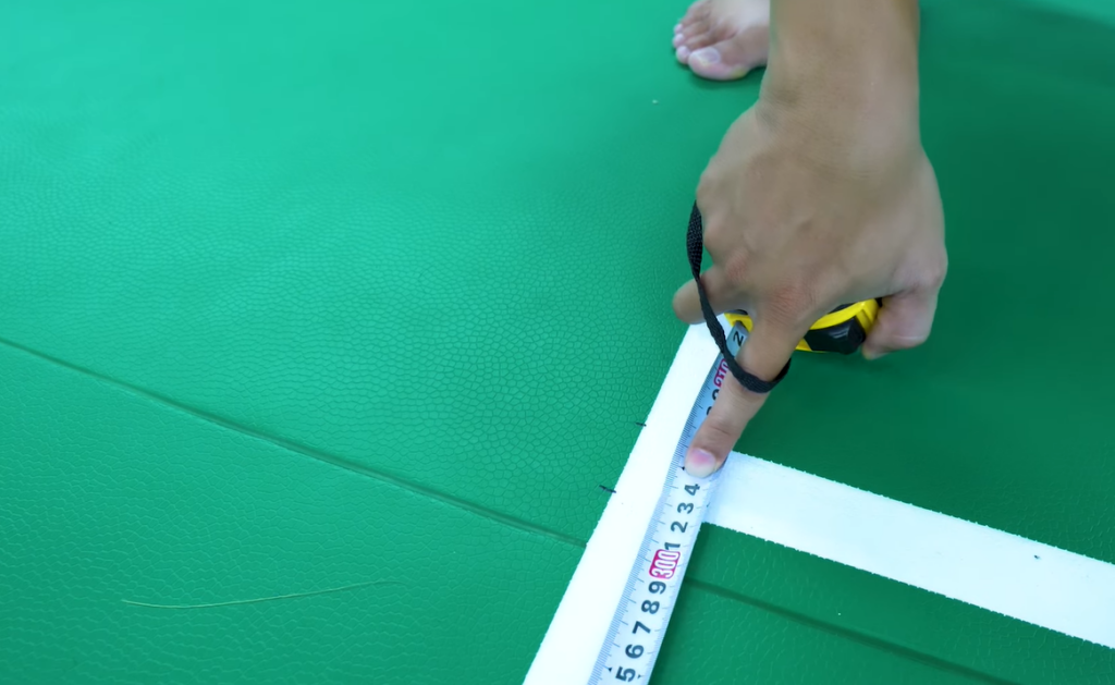 Đo kích thước sân chuẩn chính xác để đảm bảo các đường kẻ không bị lệch