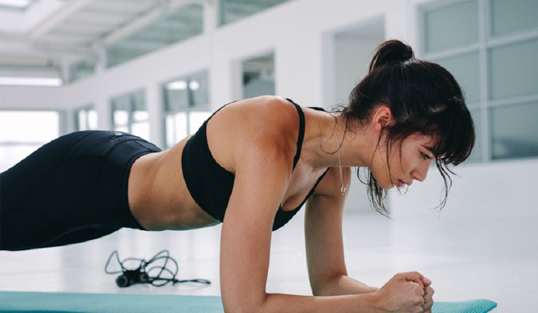 Động tác plank với phần hông mở rộng