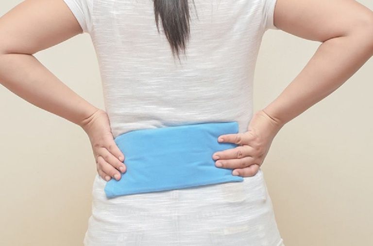 Chườm lạnh hoặc chườm ấm ở lưng tùy tình trạng nhẹ hay nặng