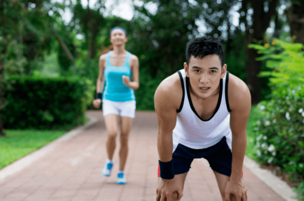 Không nên tập quá sức dẫn đến chóng mắt, đau ngực...