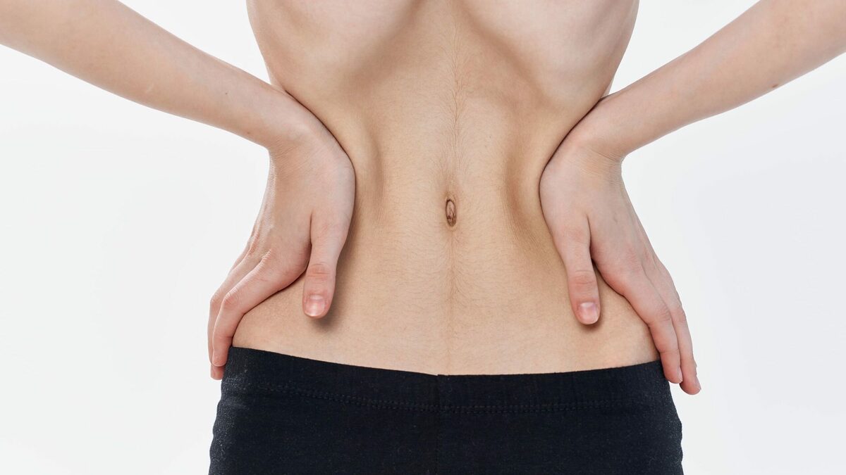 Hóp bụng quá mạnh khiến bạn có thể cảm thấy bụng bị kéo sâu vào