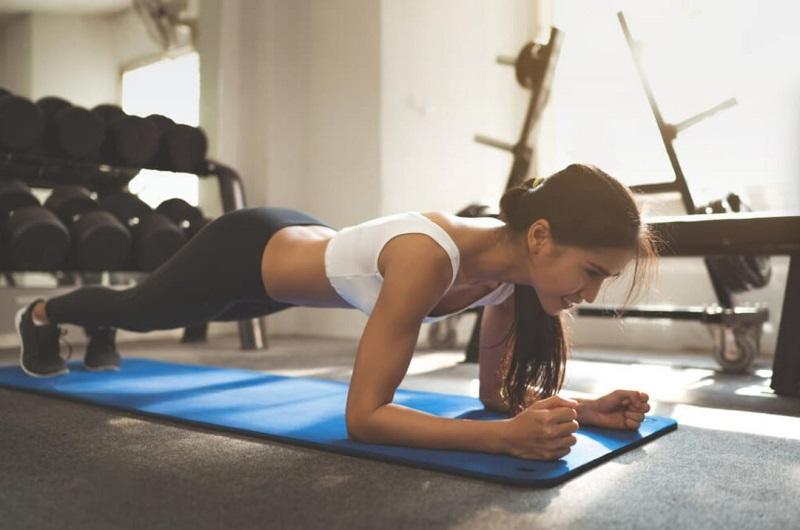Bạn có thể siết cơ bụng kết hợp cùng nhiều bài tập khác nhau: squat, plank...