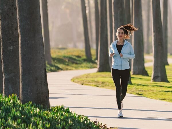 Khi chạy cần giữ đầu hướng về phía trước