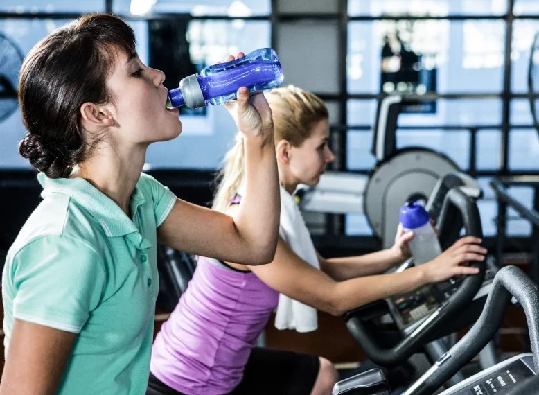Uống nước giúp hỗ trợ quá trình tập luyện