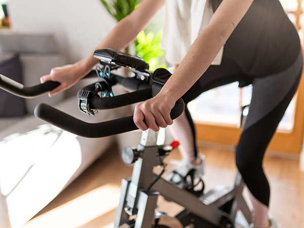 Tập thể dục bằng xe đạp giúp xương khớp dẻo dai
