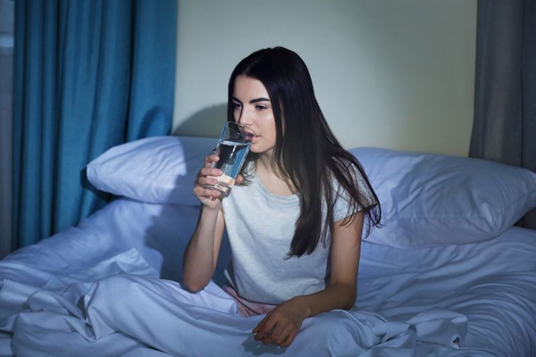 Trước khi đi ngủ có thể uống nước để giảm cân