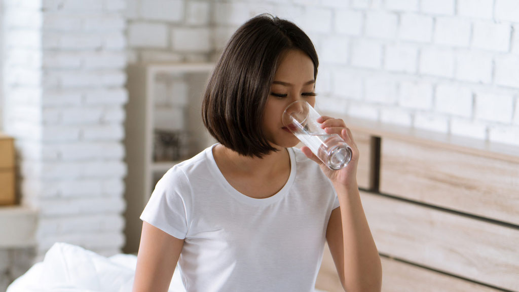 Uống nước sau khi thức dậy