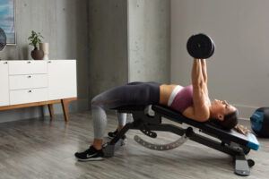 Tập đẩy tạ với ghế tập bụng
