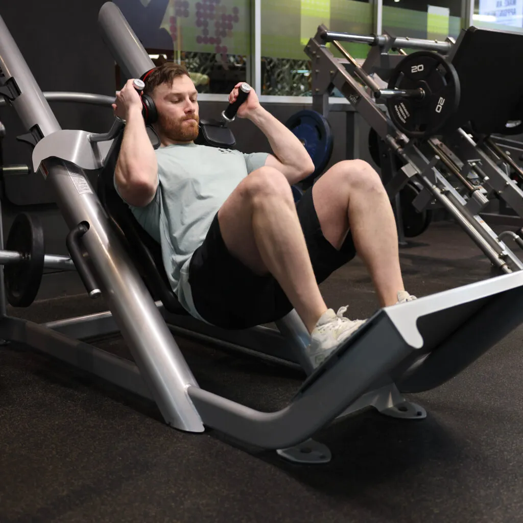 máy tập chân trong phòng gym