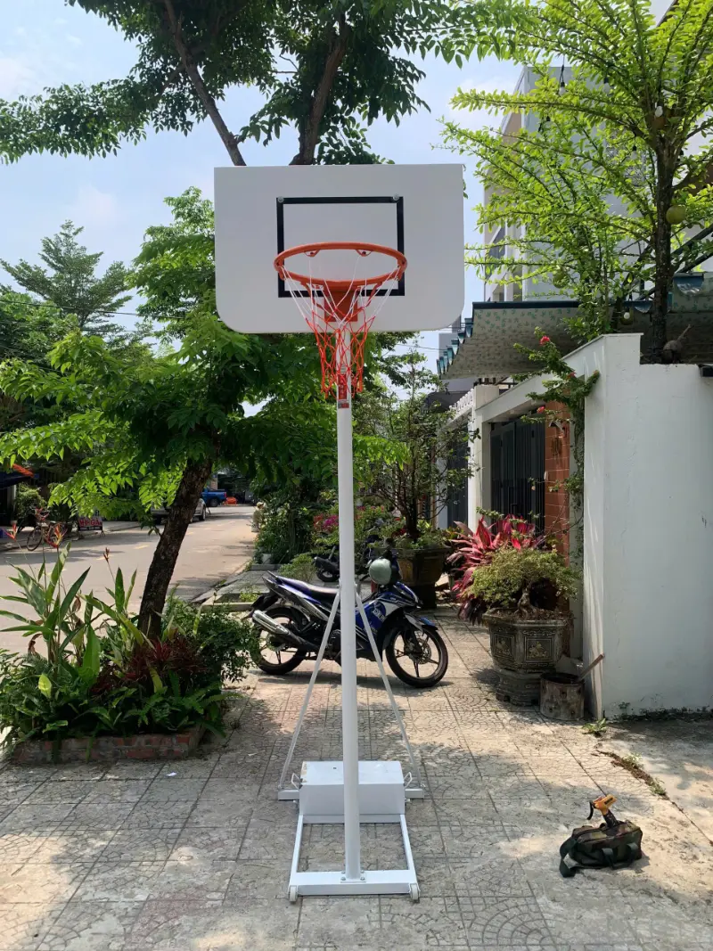 Nên chọn trụ bóng rổ có thể điều chỉnh được chiều cao phù hợp với mọi nhu cầu