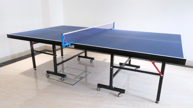 Bàn bóng bàn trong nhà nên sử dụng chất liệu MDF
