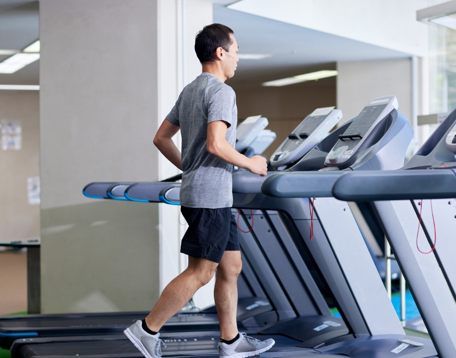 Đi bộ trên máy chạy bộ với cường độ vừa, không cần nhanh