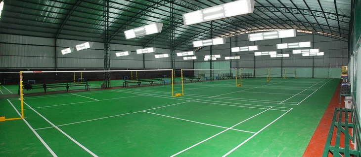 Sau khi đánh dấu toàn bộ vị trí, tiến hành kẻ sơn các đường sân cầu lông