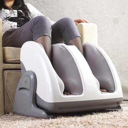 Phần chân ghế thường tiếp xúc với bụi tóc chính vì vậy cần vệ sinh và kiểm tra định kì