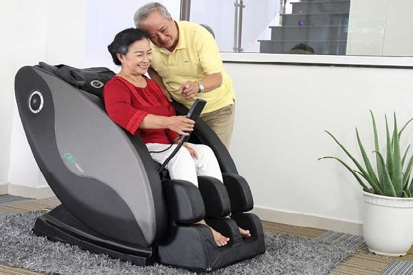 Ngồi ghế massage hỗ trợ cải thiện cảm giác dễ chịu ở chân