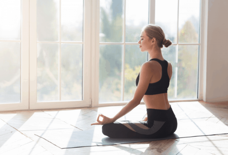 Khởi động nhẹ trước khi tập Yoga buổi tối